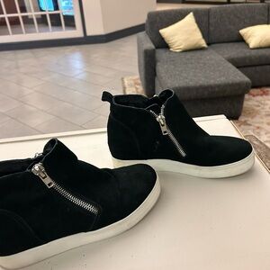 Sneakers Women's Black Zip-Up Sneaks 10 M. Great shape-some light wear gorgeous